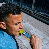 Cyklist med SiS GO Isotonic Energy Gel Lemon + Lime – energi under konkurrence